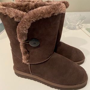 Ugg boots brown size 10 new